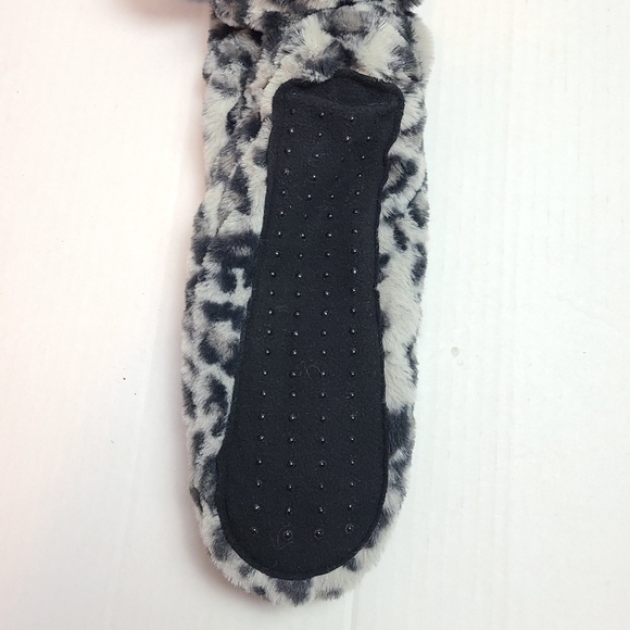 NWT Fuzzy Slippers - Picture 3 of 7
